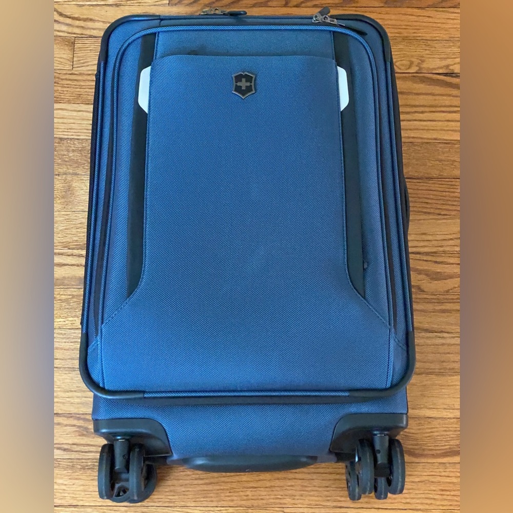 Victorinox 4 wheel Spinner - Expandable -  (22.8" x 15" x  9.5'11"), like new!